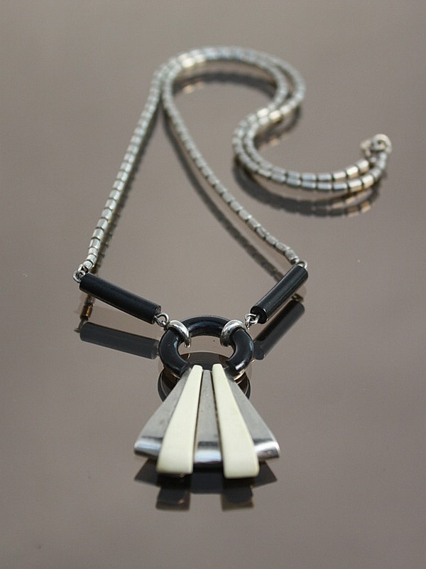  20th Century Decorative Arts |An Art Deco Henkel & Grosse chromed brass and tricolour Galalith necklace, Germany 1930s.